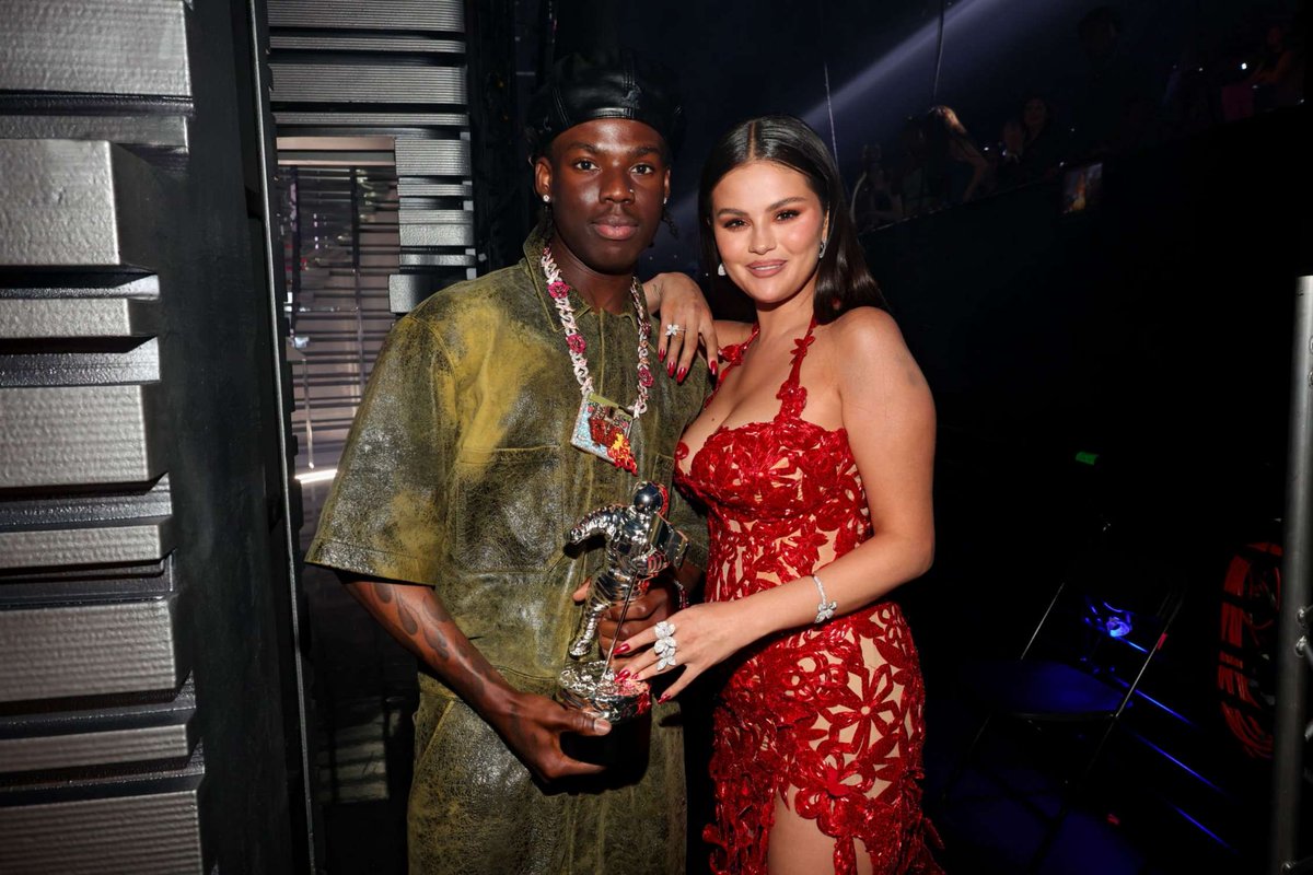 Selena Gomez Daily tweet media