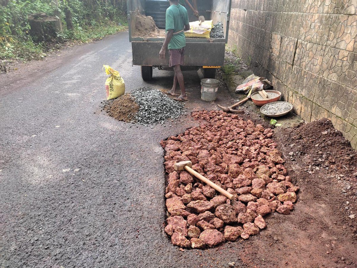 ReginaldoGoa's tweet photo. Small works matter. People need it fast, so took up works by us ourselves as PWD takes time. widening of road with slabs, side retaining wall, potholes.
We want to say we do our work better than PWD at times & our commitment consistency passion stand #curtorimConstituencyFirst https://t.co/TtFaQVAoPp