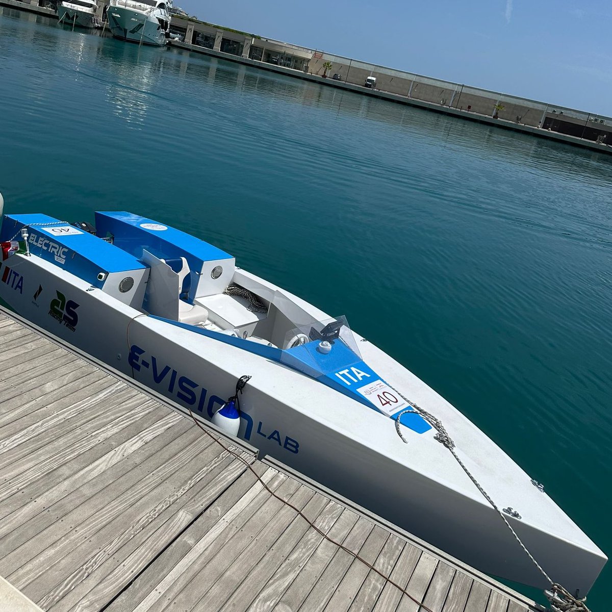 AS_Labruna's tweet image. Lunga 5,70 metri, con 3 motori fuoribordo x20 da 11,5 kW 48 V. e 5 batterie da 7 kWh ciascuna è in grado di percorrere oltre 50 miglia ad una velocità di 15 nodi.

È la nostra E-vision Lab, 100% elettrica.

#aslabruna #fullelectric #evisionlab