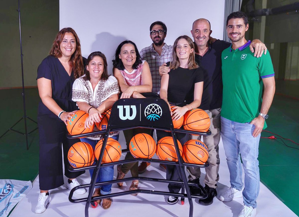 Y este es todo el equipazo de <a href="/unicajaCB/">UnicajaCB</a> que ayer participó en la maratoniana sesión fotográfica anual. Agradecimiento especial a toda la plantilla por su paciencia.