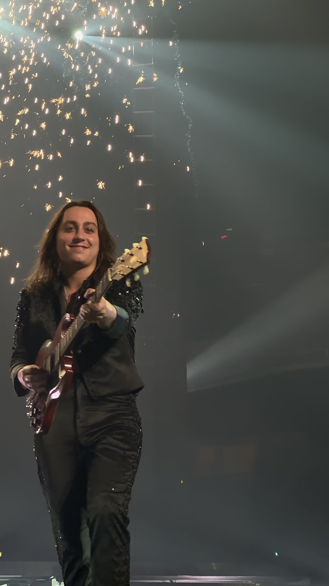 starcatcherjosh's tweet photo. precious boy just played his dream venue https://t.co/fQWmzoZSn6
