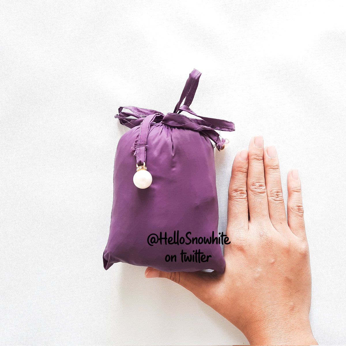HelloSnowhite's tweet photo. SAMPE BELI 2X KARENA SEBAGUS ITU. 
Ini bahannya mirip bgt sama mukena parasut mini travel AL*F tapi lebih murah under 120k dan sering diskon juga.
Bahannya lembut, ga berisik, ga terbang terbang. 
ss • https://t.co/yNoGNSiJOv
ofs • https://t.co/ZR5flZN1Z1 https://t.co/wuTcoheXSI