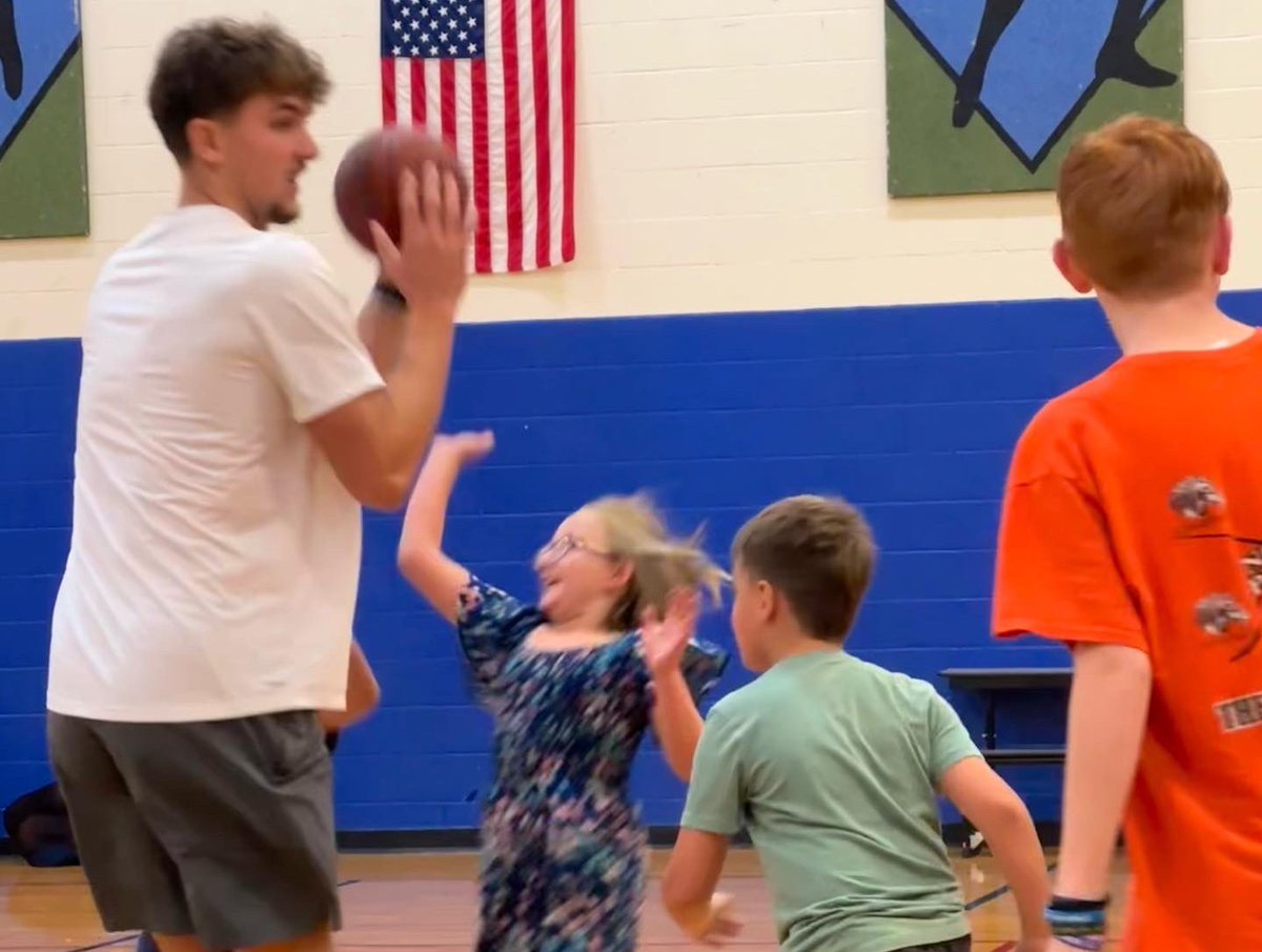 1WYOInc's tweet photo. A great day at BGCCW in Casper! A bunch of new Cowboys fans were made. Thank you Sam, Mason, and Akuel for changing the game after school! We hope parents were ok that kids left with autographed sneakers!
@akhoops22 @samgriffin3rd @masonwalters24  @wyoathletics @wyo_mbb @BGCCWyo https://t.co/xA9X8Xo6gq