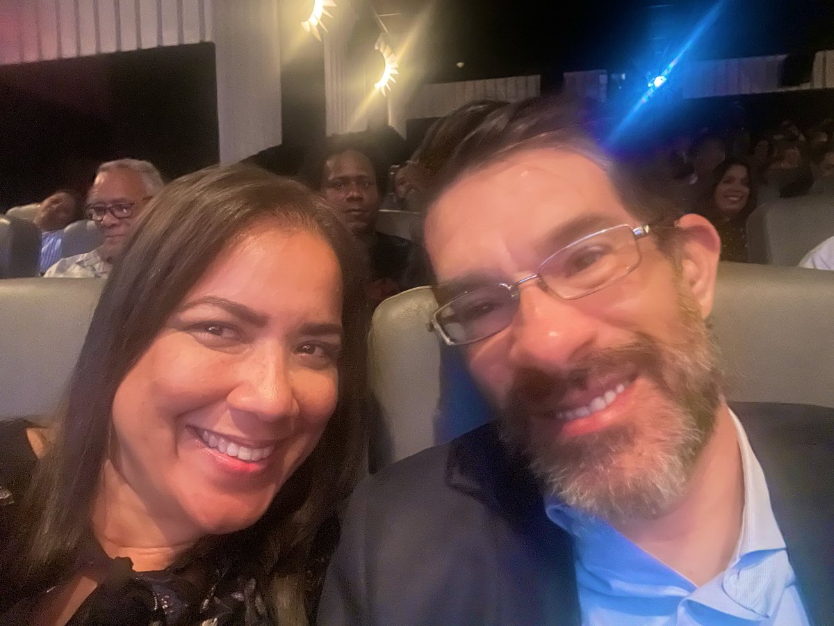 KeyDiazY's tweet photo. Feliz de acompañar a mi amiga @AmeliaDeschamps en la presentación de su documental en busca del corazón azul. Una historia que nos acerca a los peligros que viven a diario los mineros que extraen la piedra. https://t.co/S5oZWDVQB0