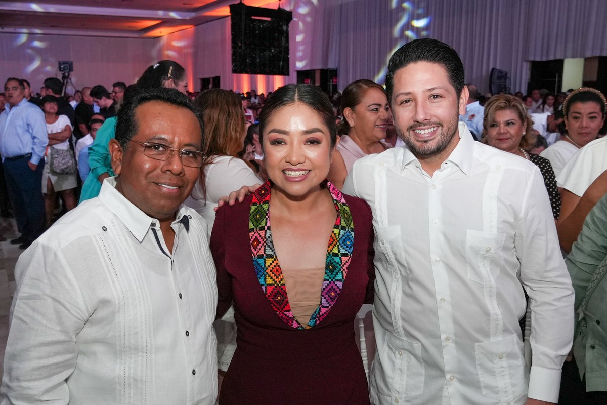 RenanSanchez_'s tweet photo. Un gusto asistir al Segundo Informe de la presidenta municipal de Othón P. Blanco, @yensunniOPB, donde junto con la gobernadora @MaraLezama, atestiguamos los avances de la transformación de nuestra querida capital, Chetumal. 

Ahí también, saludamos a nuestros regidores verdes, que se suman a las acciones para mejorar la calidad de vida de las y los chetumaleños. 

¡Enhorabuena!