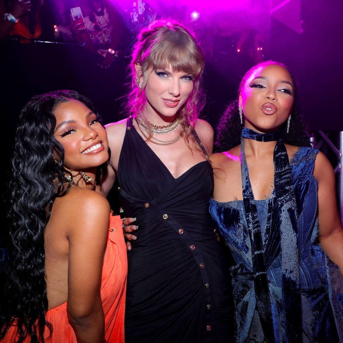 📷| Taylor Swift with Chloe and Halle at the #VMAs