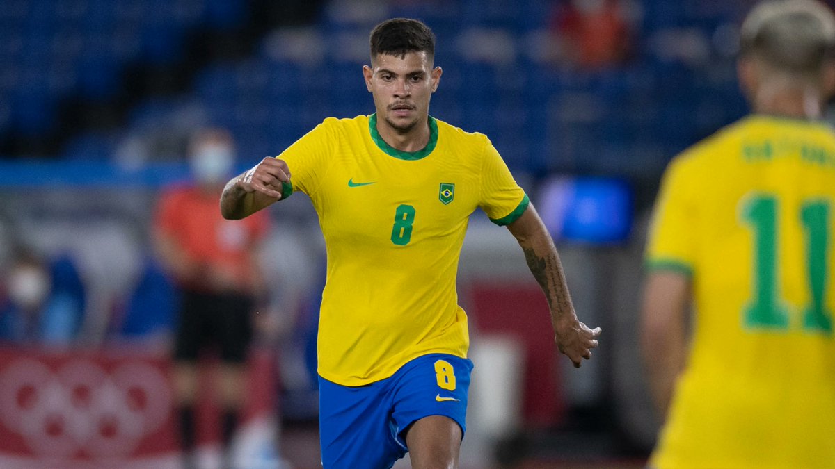 Footballers501's tweet photo. Bruno Guimaraes (Newcastle United player) receives a yellow card in the 61' minute, and  the score in the Brazil vs. Peru match is still tied at 0-0.  🟨⚽🇧🇷🇵🇪 

#BrazilVsPeru #YellowCard #neymar #richarlison #ederson #brasil #brasileirao #peru #phillips #kante #bellingham #enzo https://t.co/MnFcalkumm