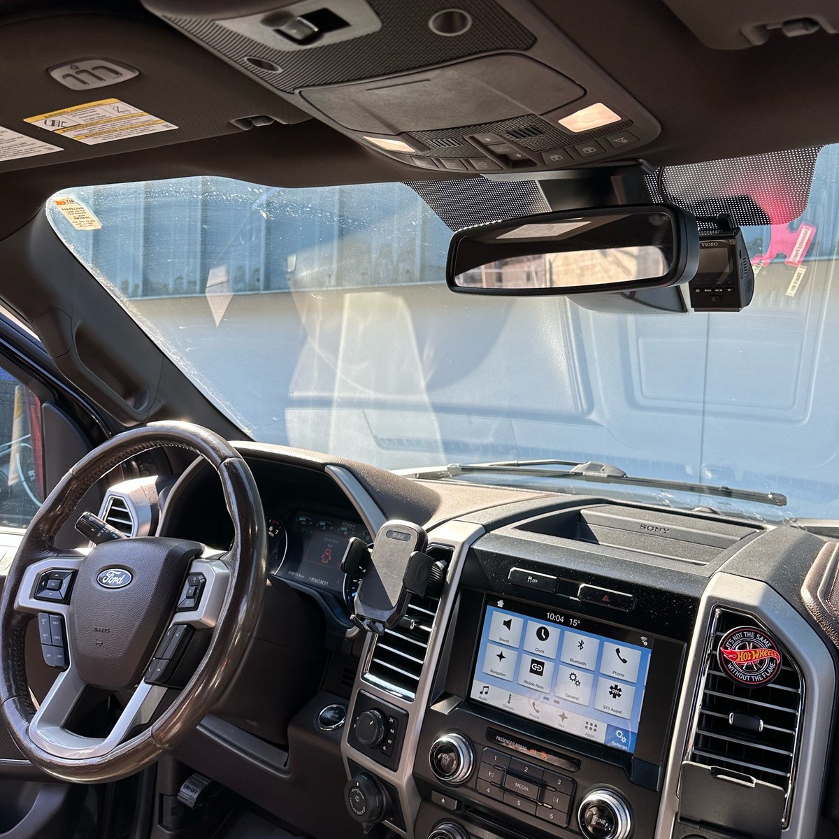 VIOFOJP1's tweet photo. VIOFO A119 Mini2は、Ford F150のリアビューミラーの後ろに完璧に隠れます。あなたの車ではどのように見えますか？
#VIOFO
#A119Mini2
#ドライブレコーダー
＃SonySTARVIS2 https://t.co/BTZ0utbFLo