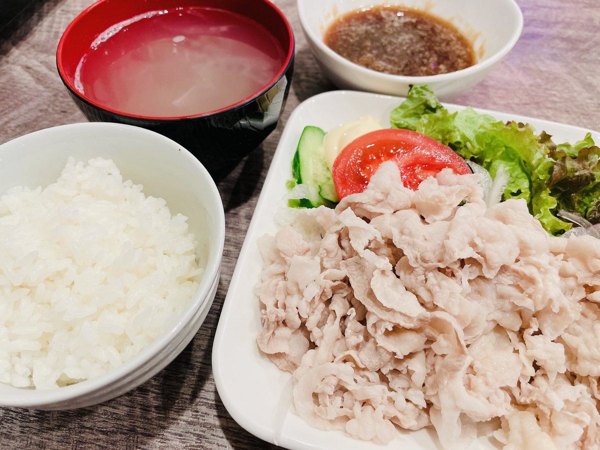 こんにちはReinaです🧚‍♀️✨

🦩本日の営業時間🦩
　昼11:30〜14:00
　夜　リーグ貸切🎯

⋆͛📣本日リーグの為、夜貸切となります。宜しくお願いします。

ランチは通常営業です。

韓国風国産豚しゃぶ定食（1030円）ドリンク付☕️
和風タレor韓国風ピリ辛タレ😋

本日も
ご来店お待ちしております🥰✨