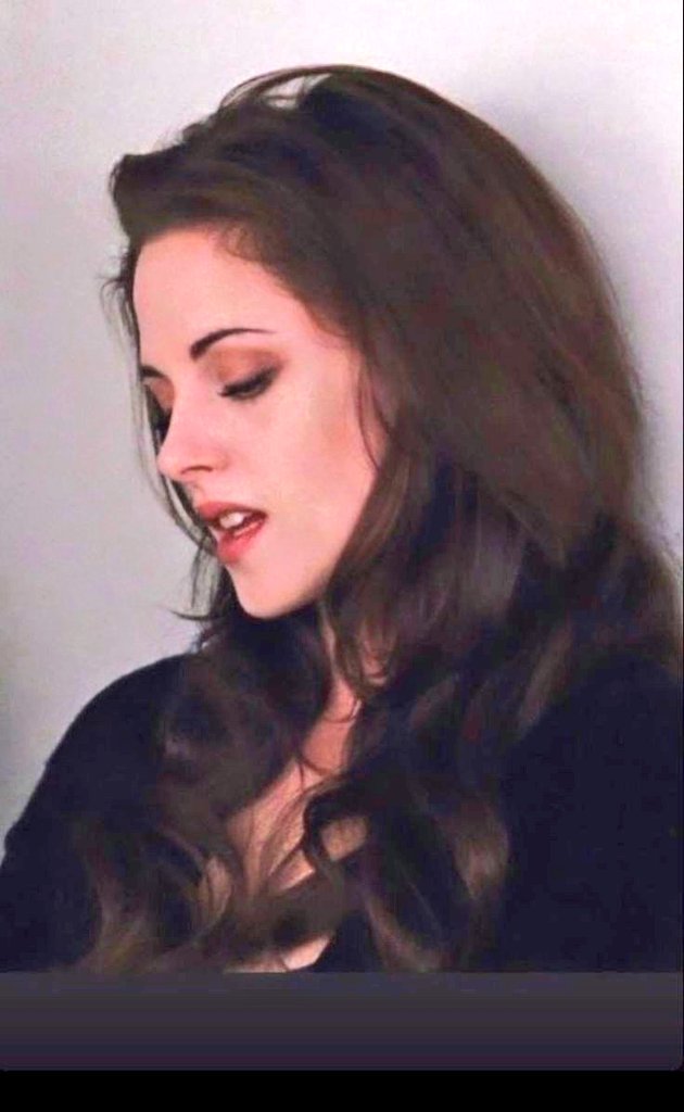 13 de setembro é o dia dela. Feliz aniversário Bells, 36 anos, mas eternamente com carinha de 18 anos.
Aposto que a Alice quer fazer festa, mas o Edward vai roubar a Bella para ele o dia inteiro.
