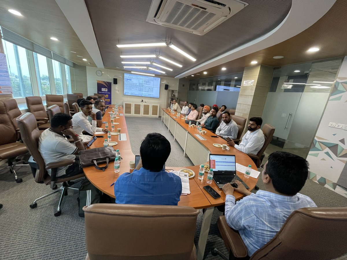 KkK_'s tweet photo. #HPCL #CSC meet was conducted for Bhatinda District VLE wherein #PMUY form collection modalities were discussed followed by New development of New Connection of #HPGas in CSC portal.Shri @ABHISHE21523924 CRM-HLRO chaired the meet @NZLPGSBU @Dharmendra_1967 @HpclHspr @HPCL https://t.co/DgeuFF9ikK