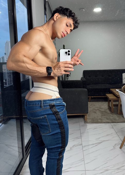 Can you help me take it off? https://t.co/eIIRLIaWbV