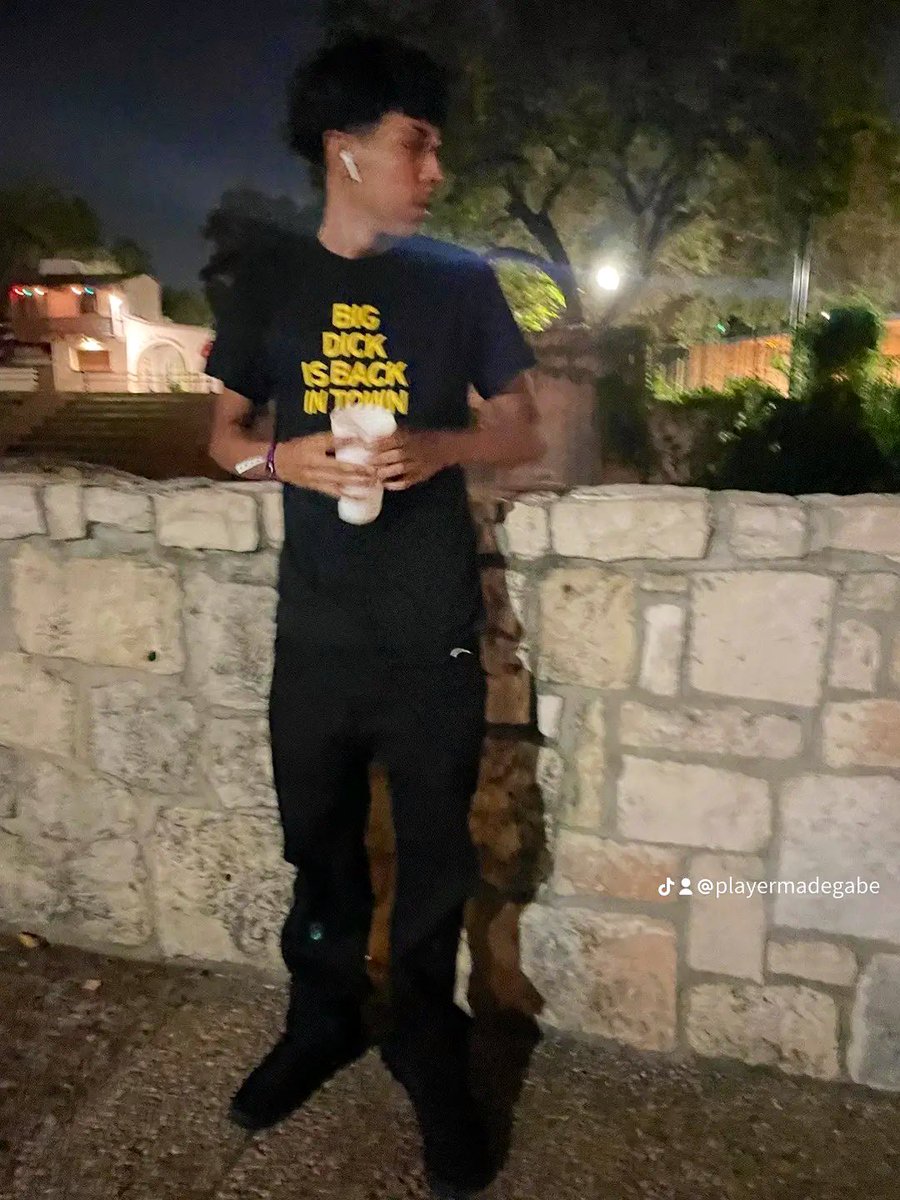 Gabesonlyfans's tweet photo. Read the shirt 🧏🏾‍♂️ https://t.co/rMzUKYe0AY
