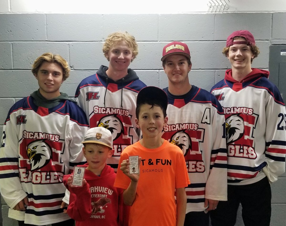 Sicamous_Eagles's tweet photo. After Minor Hockey Prep Camp tonight the boys presented some of the players with their Sicamous Eagles Season Passes for the 2023/24 @KIJHL season. Here we go Sicamous, Let's Fly!
#developingouryouth #community #prepcamp #mentors #Sicamous @KijhlS https://t.co/jdOwEkZK1k