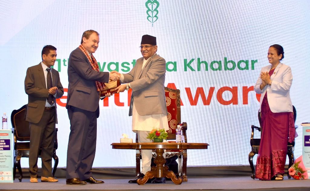 Honoured & grateful for Rt Hon PM @cmprachanda & @SwasthyaKhabar recognising UK contribution to Nepal's Sustainable Development Goals

🇬🇧 Proud to support Nepal's health sector development: 🤝 achieving a healthier future!

#UKSupportsHealthSDGs 
#HealthPartnership 
#HealthForAll