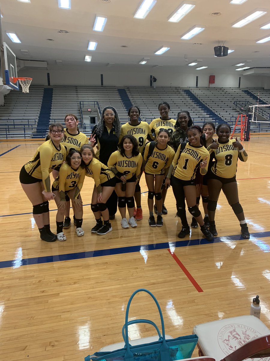 Shout out to @WisdomHS_HISD Volleyball for battling until 10:15 PM tonight at Butler against the @iamsharpstown #Apollos . It was 5 sets of digs, dinks, dives, and determination. Both teams played their hearts out. 💛🖤💚🤍 @kbrantl19 @TJCotter