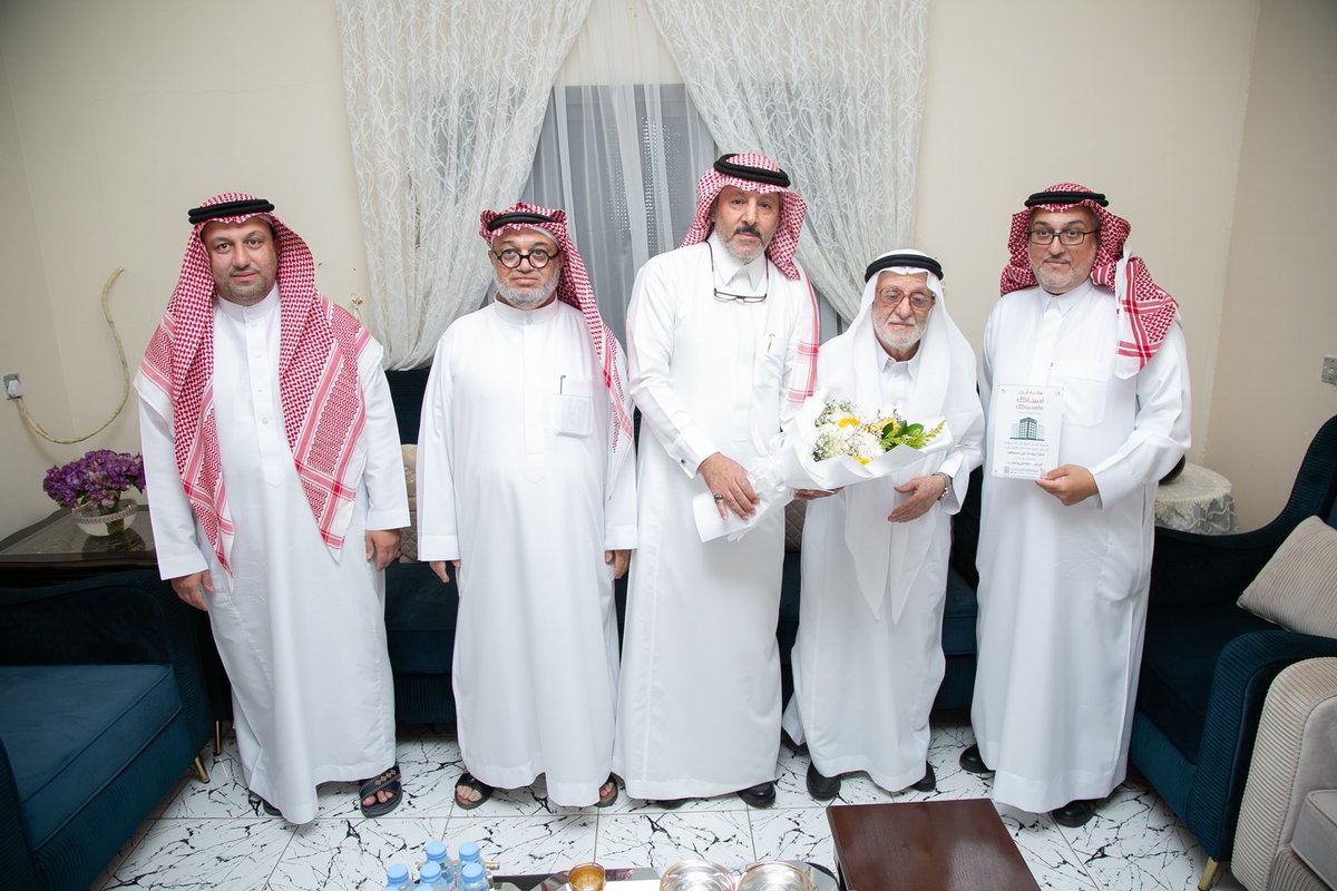 AlmulhimEB's tweet photo. | مــبــادرة قُــرْبـى | 

تشرف أعضاء مجلس الأسرة بزيارة العم :

عبدالرحمن بن عبدالعزيز 
البراهيم آل ملحم حفظه الله

وذلك ضمن #مبادرة_قُرْبى والذي تهدف لزيارة المجالس الأسبوعية وكبار الأسرة تحقيقاً للمعاني السامية لصلة الرحم والتواصل بين أفراد الأسرة.

#أسرة_آل_ملحم
#زيارة_قُرْبى_20