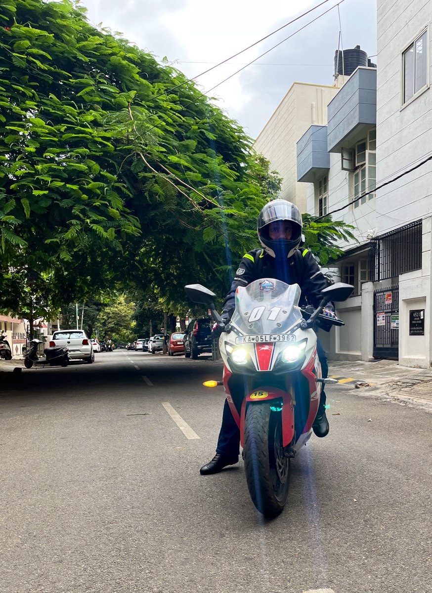 Vimalsumbly's tweet image. Chasing the sunrise with the power of the TVS Apache RR310. Enjoyed my ride to office today, it feels so fresh … 

#MorningCommuteGoals #RidingInStyle #RR310 #RaceCrafted