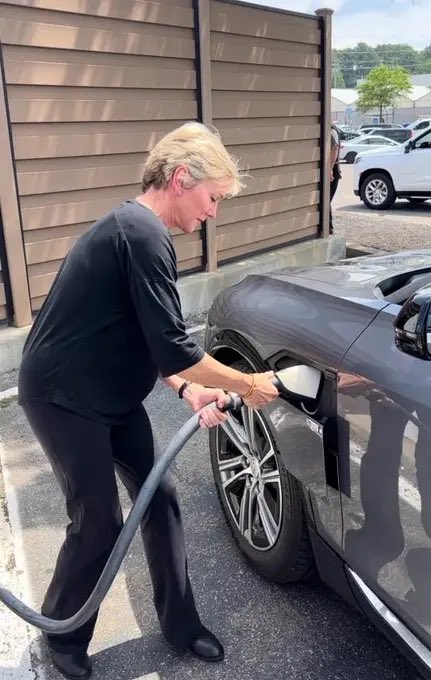 @ClownWorld_ Cops called after Jennifer Granholm staffer uses gas-powered car to hold EV charging spot for Biden energy secretary 

A Georgia family called 911 earlier this summer after a staffer for Energy Secretary Jennifer Granholm used a nonelectric vehicle to hog the only open EV