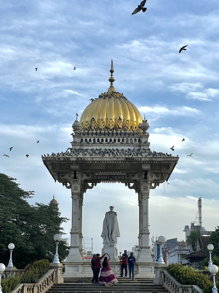 ravikeerthi22's tweet photo. When will this end , “ PHOTOSHOOT INSIDE PROMINENT CIRCLES OF MYSURU “ ??? 
They were taking pics from outside but now who gave them the permission to enter inside it and do Photoshoot !!

@mysurucitycorp @CPMysuru @Karthiknayaka @osd_cmkarnataka 
@LaiqhKhan @kanasu123 https://t.co/6GCKcsIDYT