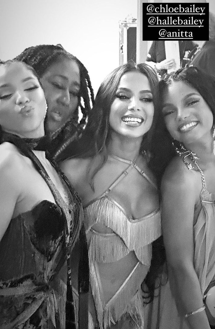 JucaDream's tweet photo. Anitta ao lado de Chloe Bailey e Halle Bailey nos bastidores do #VMAs.❤️ https://t.co/aBApXJ6PeK