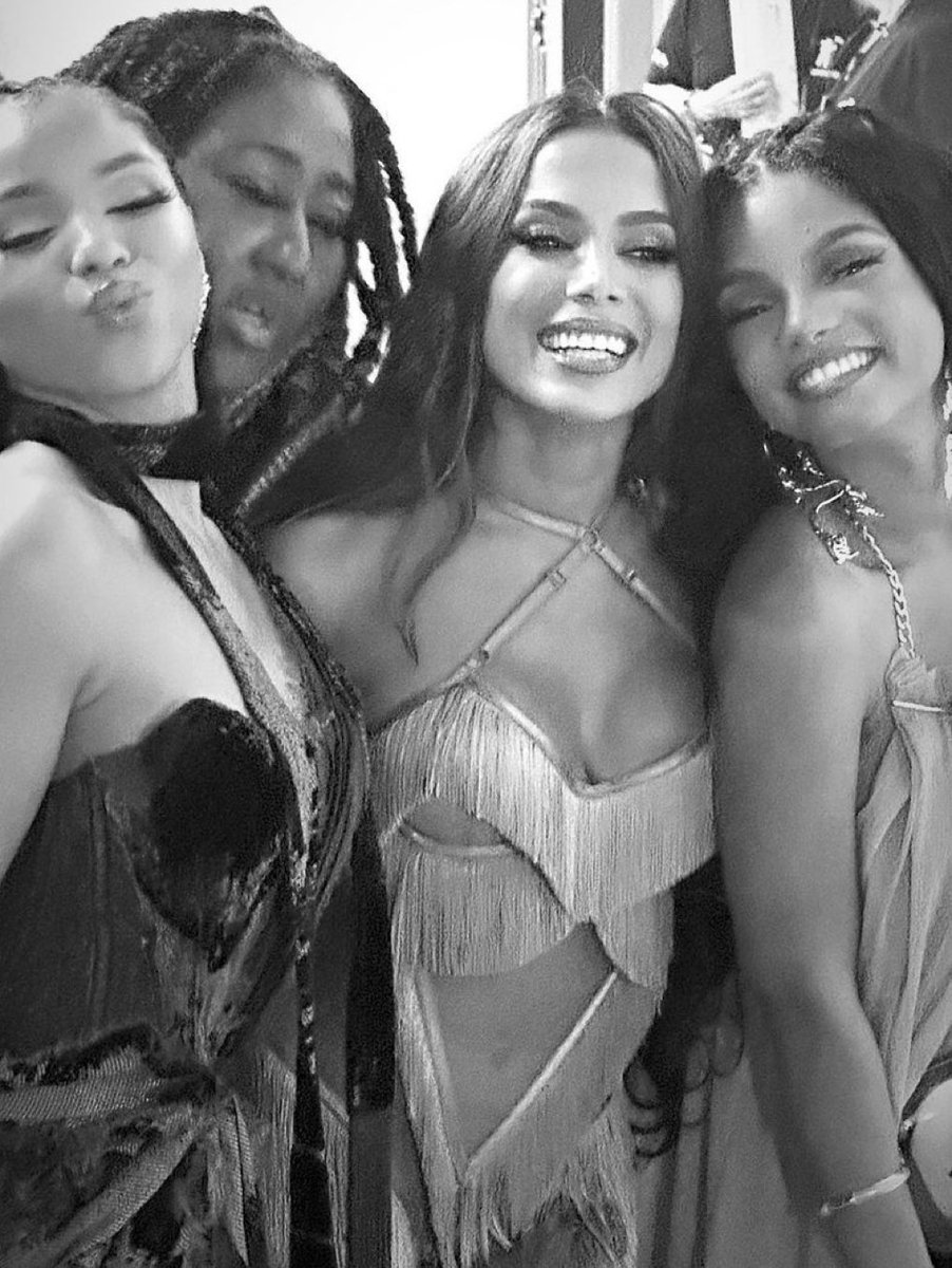 AnittaPress's tweet photo. Anitta backstage with Chloe and Halle Bailey at the #VMAs. https://t.co/FRxCukGjoi
