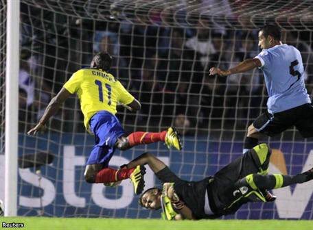 RickiVP's tweet photo. Iluso primero tapa la pelota..NO ES PENAL..
Parece que te olvidas de las veces que nos robaron a nosotros. https://t.co/R2UhCYoR88