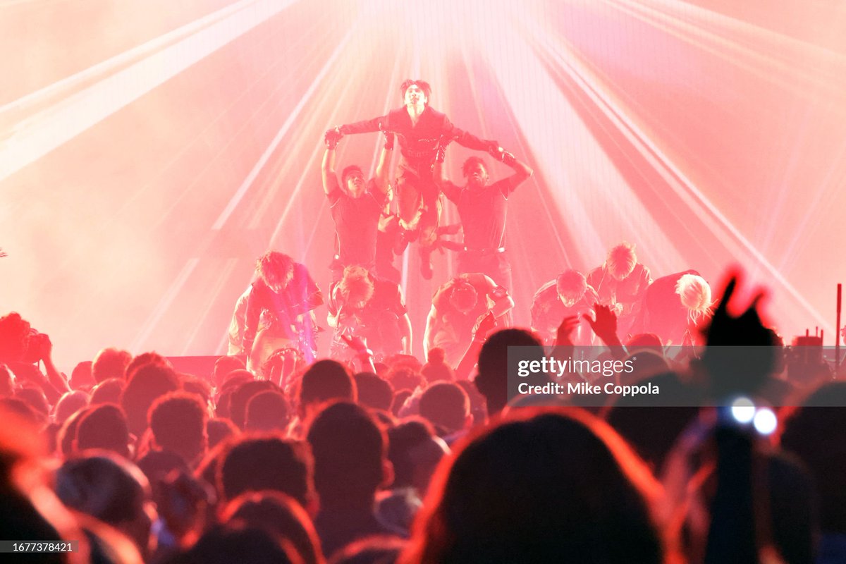 MlNHORIZON's tweet image. THIS GETTY IMAGE OF I.N BEING LIFTED IS SO MAJESTIC ??!