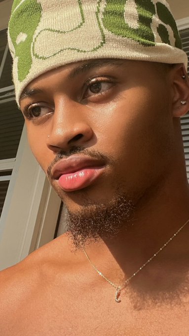 Kind eyes 😪 https://t.co/4NsQJNK3lK