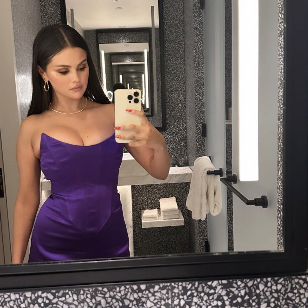choquei's tweet image. Selena Gomez pronta para o after do #VMA que será comandado por Anitta. #VMAs