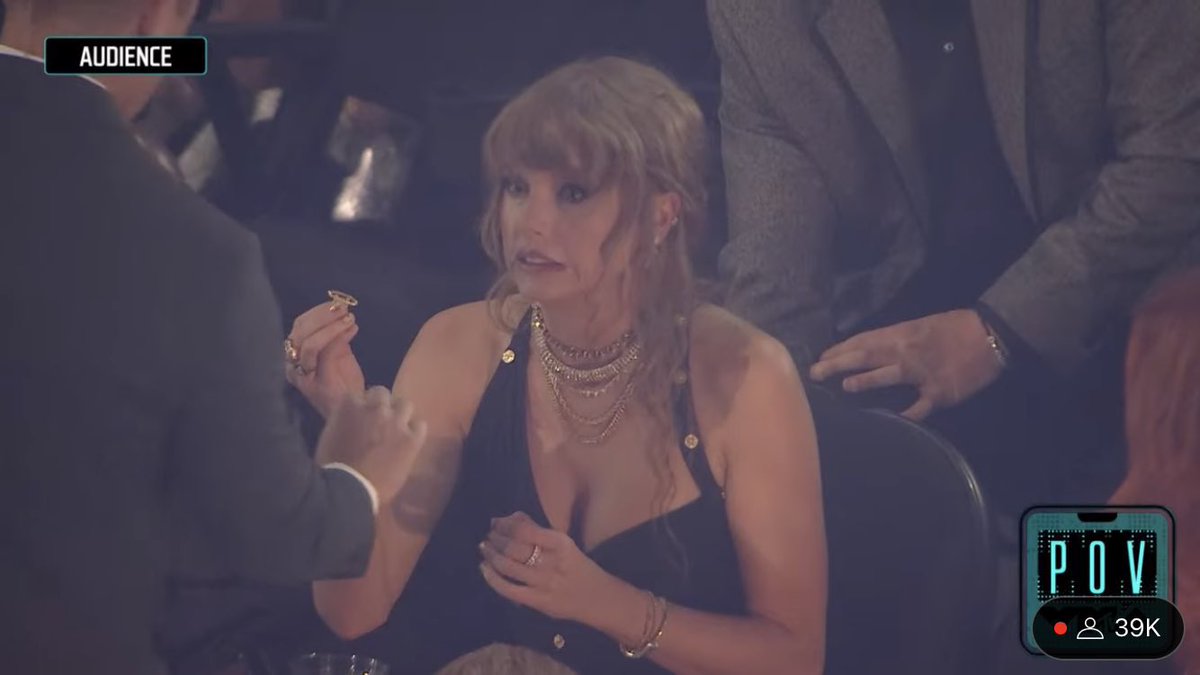 Selenmoon_'s tweet photo. VI PREGO LA SUA FACCIA QUANDO SI È ACCORTA DI AVER ROTTO UN ANELLO DA !!!15 MILA!!! DOLLARI. UN MEME CHE CAMMINA. https://t.co/s1YANqbuU4