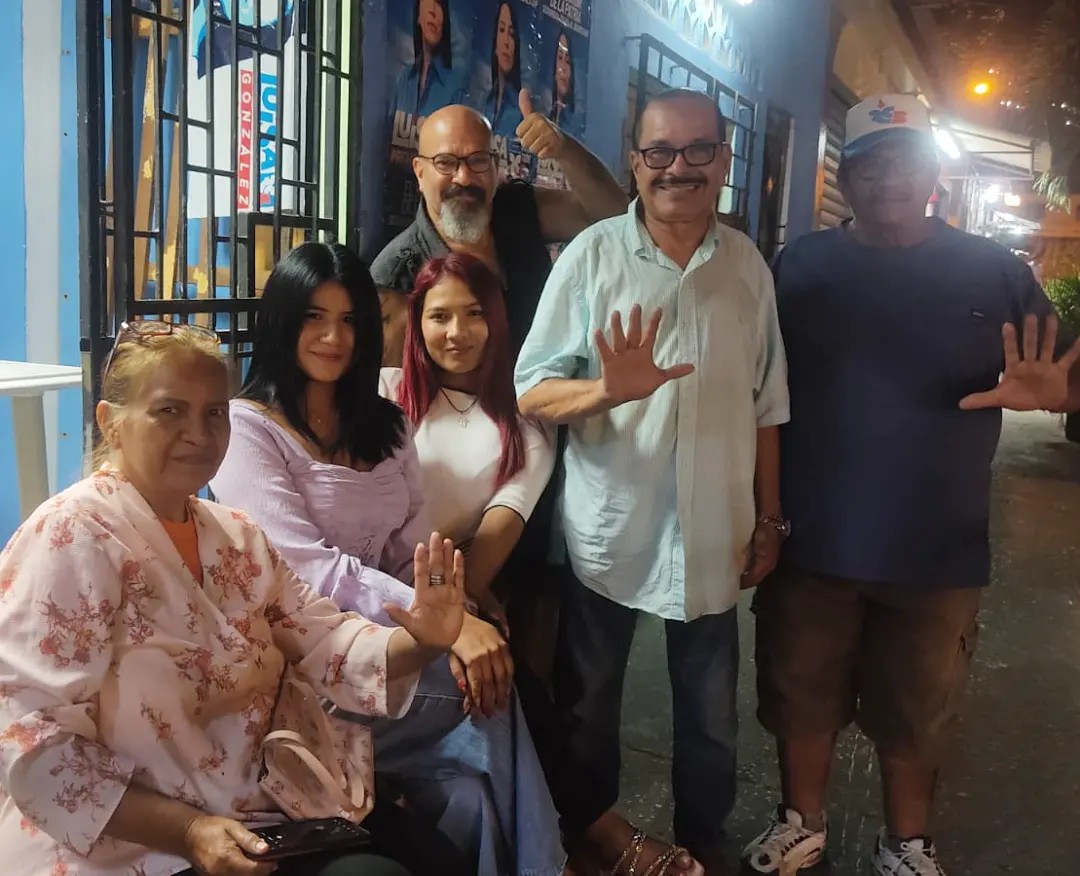 JeremiasHelmut's tweet photo. Coordinando todo para la inauguración de la Central RC5 de la ciudadela Martha de Roldós, dirigida por #HelmutJeremias
Varios compañeros de otros colectivos revolucionarios poniendo cada uno su granito de arena.
Inauguración Miércoles 13/sept, 17h30.
@rc5guayasd3
@LuisaGonzalezEc https://t.co/tQPr3Gddt9