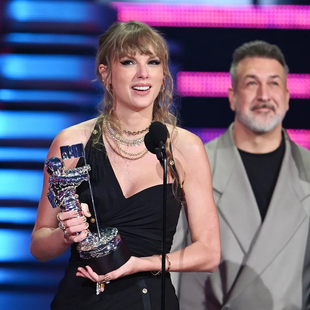 chartdata's tweet image. Taylor Swift wins nine #VMAs tonight, tying record for most regular category wins in a single night in history.