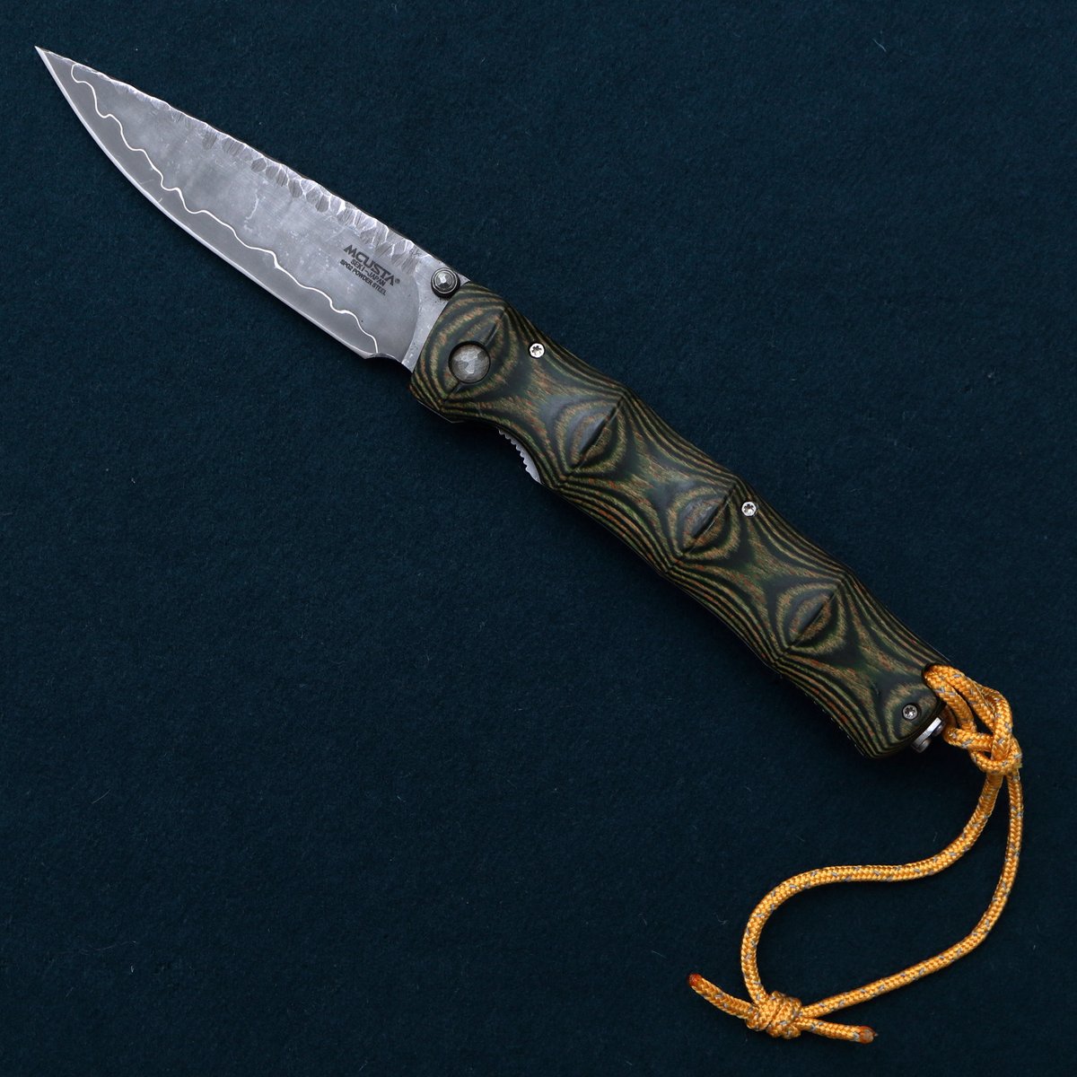 lyuka_jp's tweet photo. 新着 #MCUSTA
#武生特殊鋼材 の SPG2 の刃物を研いでみたくて入手。刃を一度潰して#1000の電着ダイヤモンド砥石で形を整えてから研いだ。研ぎ心地はさらさらとセラミックでも研いでる感じで粘らず、あっという間に凄く良く切れる刃が付く。粉末鋼系なのに S30V と違って緻密で鏡面の仕上がりに出来る。 https://t.co/wTpQDliDLn