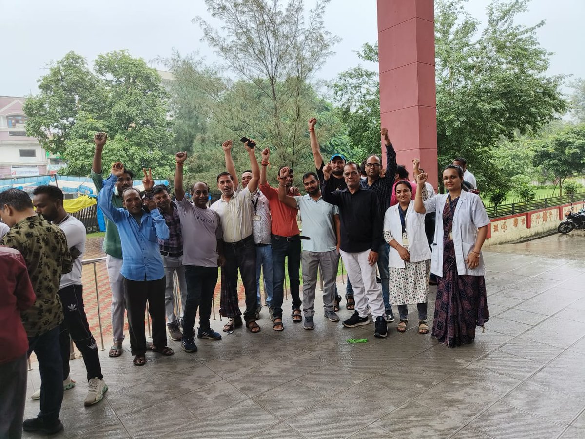आज फार्मासिस्ट युनियन के आह्वान पर जिला- बारां फार्मासिस्ट  यूनियन ने भी अपनी वाजीब मांगो को लेकर 02 घन्टे का कार्य बहिष्कार बहिष्कार किया तथा मांग की गई की हमारी वाजीब मांग को नहीं सुना गया तो 15 तारीख से आंदोलन को और तेज किया जाएगा।