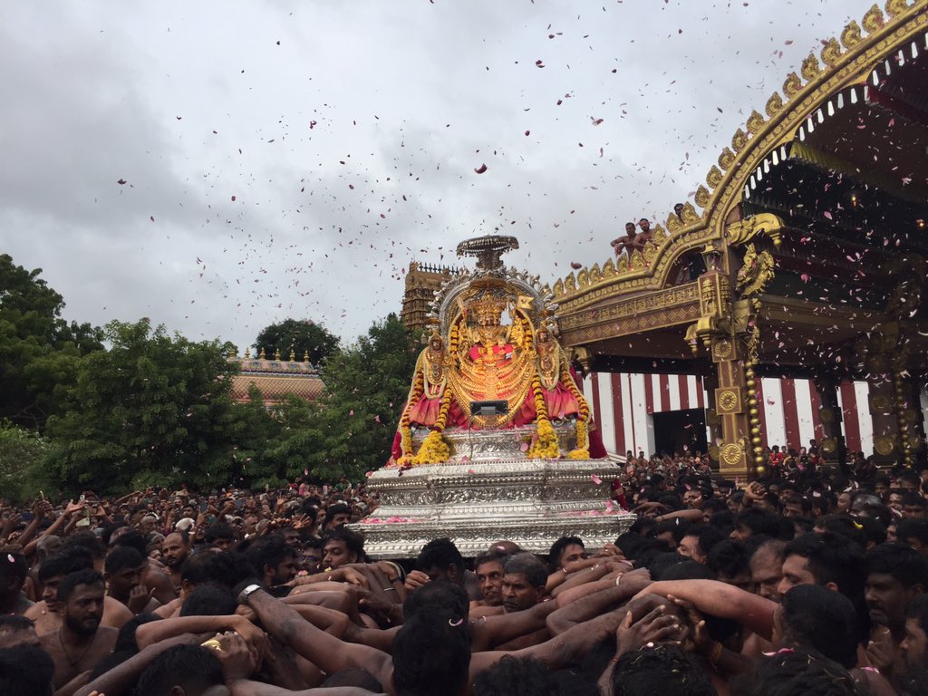NallurTemple's tweet photo. 🙏🏼 #ௐ #முருகா #நல்லூர்முருகன்துணை  #நல்லூர்கந்தன்துணை #நல்லூர் #யாழப்பாணம் #Nallur #Jaffna #SriLanka #Worship https://t.co/ySkP1WSlYV