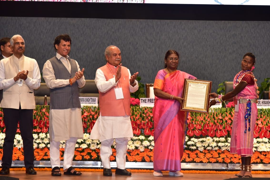 OfficeofSSC's tweet photo. महामहिम राष्ट्रपति महोदया श्रीमती द्रौपदी मुर्मु जी द्वारा नई दिल्ली में डिंडोरी जिले की महिला बैगा कृषक व श्री अन्न की ब्रांड एंबेसडर सुश्री लहरी बाई जी को श्री अन्न के संरक्षण एवं संवर्धन के लिए वर्ष 2021-22 का 'पादप जीनोम संरक्षक किसान सम्मान' प्रदान किया गया है।

सुश्री लहरी बाई जी को इस उपलब्धि के लिए हृदय से बधाई एवं शुभकामनाएं। यह हमारे लिए अत्यंत गौरवशाली क्षण है।

- माननीय मुख्यमंत्री श्री @ChouhanShivraj जी

@rashtrapatibhvn @AgriGoI @icarindia
