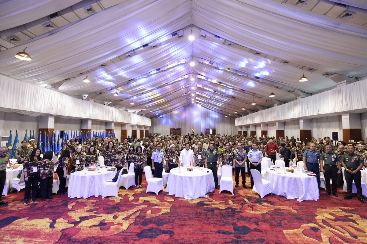Kemhan_RI's tweet photo. Sementara Ketum KB FKPPI menyampaikan harapannya, bersama-sama pemerintahan dapat selalu mengawal demokrasi di seluruh Indonesia demi melanjutkan cita-cita Proklamasi.
@fkppid
#Prabowo #PrabowoSubianto #MenhanPrabowo #Kemhan #KemhanRI #Kemenpora #FKPPI https://t.co/CZBf5eVFD1
