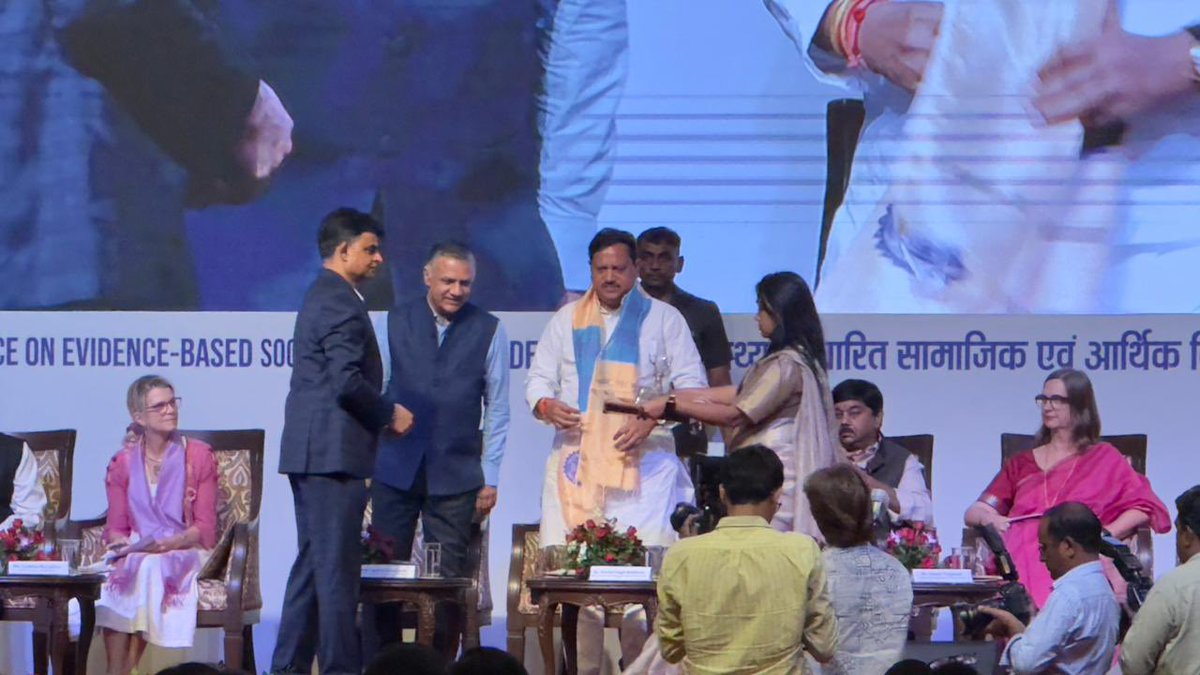 मान. मुख्यमंत्री <a href="/ChouhanShivraj/">Shivraj Singh Chouhan</a> जी द्वारा तीन दिवसीय सम्मेलन में <a href="/AIGGPA/">AIGGPA</a> में स्थापित इवैल्यूएशन एवं इम्पैक्ट असेसमेंट सेंटर (EIAC) का उद्घाटन, डॉ. <a href="/bhadoriabjp/">Dr. Arvind Singh Bhadoria</a> (कैबिनेट मंत्री), प्रो. <a href="/Sachin_Chat/">Sachin Chaturvedi</a> वी.सी, श्री राघवेंद्र कु.सिंह (सी.ई.ओ) और अन्य प्रबुद्ध व्यक्तित्वों के साथ किया ।