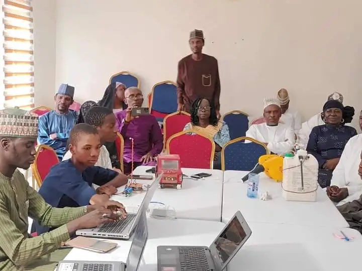 KanoChronicle's tweet image. In Kano, 17-year-old Khalifa Aminu, invented a radio FM transmitter, while the 12-year-old twins, Hassan and Hussaini Muhammad, converted petrol, water, salt, and alum into hydrogen cooking gas, in addition to an electric farm sprayer.  Also, their counterpart Muazzam Sani,…