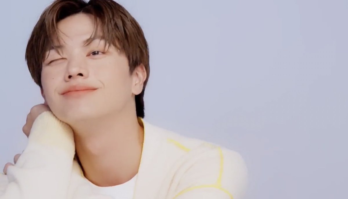 6sweetrain's tweet photo. 얼굴이개미쳤는데 https://t.co/cgEInHM55H