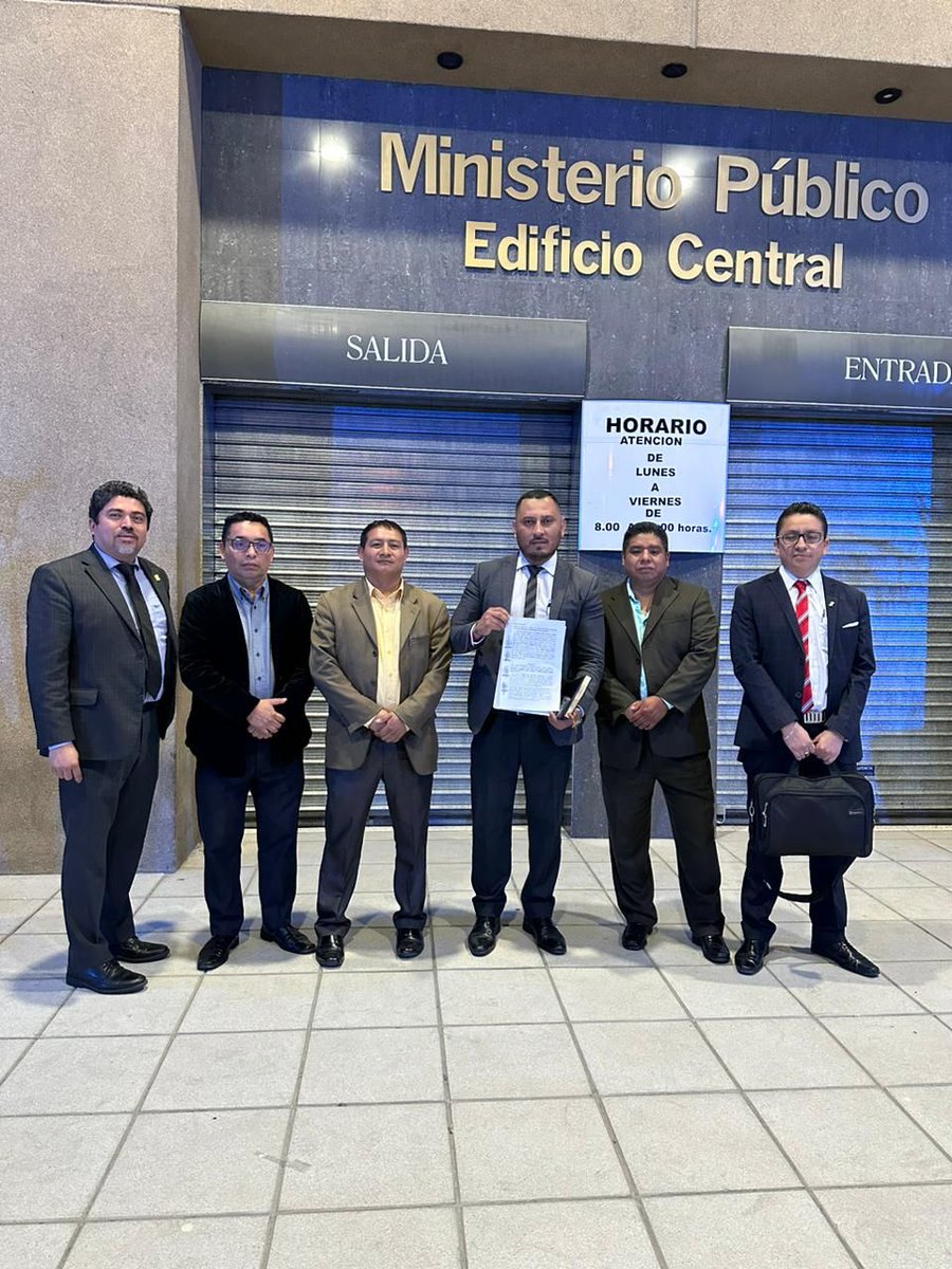vinicioramirez's tweet photo. Esta noche interponen denuncia contra Rafael Curruchiche y Cinthia Monterroso por los delitos de abuso de autoridad y usurpación de fundaciones. La acción fue planeada por la Asociación de Abogados Penalistas de los Tribunales de Justicia https://t.co/N64uqnnksR
