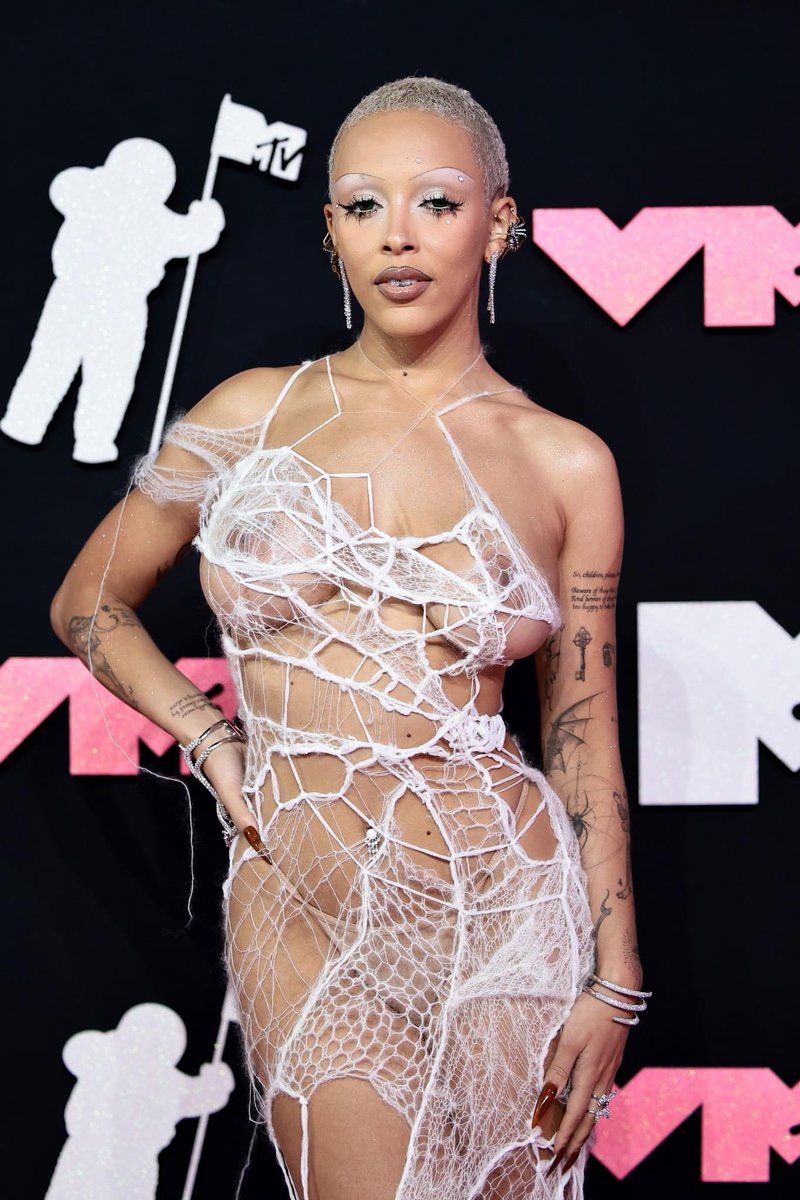mad_prinz's tweet photo. Doja Cat has hit the pink carpet for the 2023 #VMAs 

her choice? OR Objectification? OR exhibitionism? 

Am in confused generation 😥 https://t.co/WlKtoIB4j4