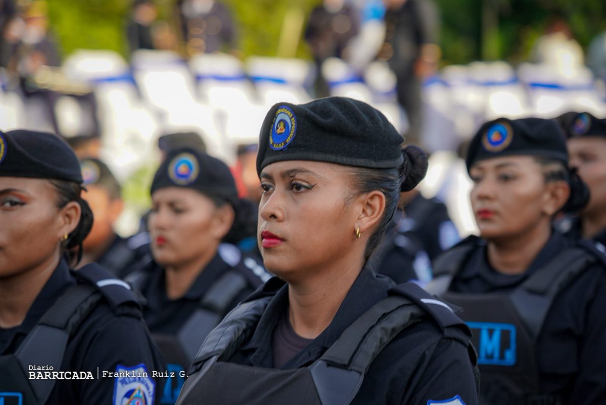Con #AmoraNicaragua 💖🇭🇳🕊
Nuestras Azulitas del Amor y Centinelas de la Paz y la Seguridad, en acto solemne conmemorando el 4️⃣4️⃣ aniversario de fundación de la Policía Nacional 👮🏽‍♀️💙💙👮‍♂️ #44JuntoALaComunidad 💙🤍💙