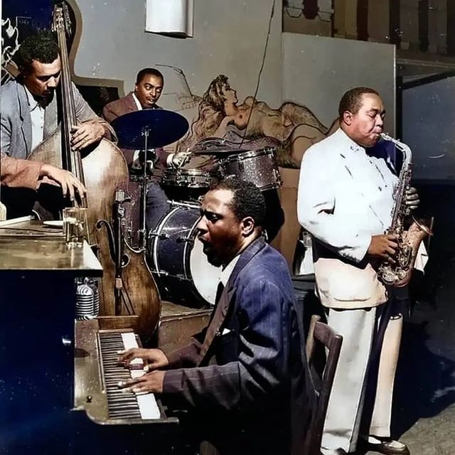 MatyldaStein's tweet image. Charles Mingus with Thelonious Monk, Roy Haynes and Charlie Parker at the Open Door in New York City, 1953.

/Bob Parent