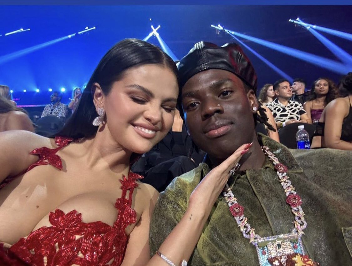 yabaleftonline's tweet photo. “She call me brother, I call her sister too” https://t.co/ebnuGEqmR9