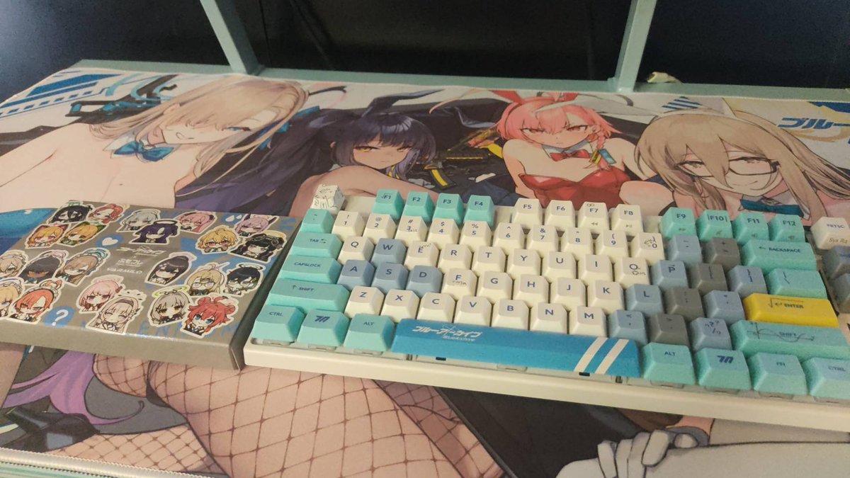 アスナ(ブルアカ) ,アスナ(バニーガール) ,カリン(ブルーアーカイブ) ,カリン(バニーガール) ,美甘ネル(ブルアカ) 「きちゃあああああああああああああ 」|ろーぜんのイラスト