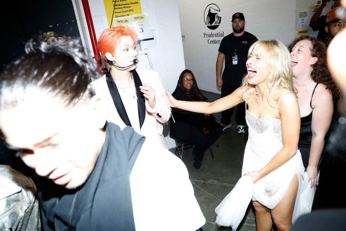 📸| <a href="/SabrinaAnnLynn/">Sabrina Carpenter</a> with TXT's Yeonjun backstage at the #VMA