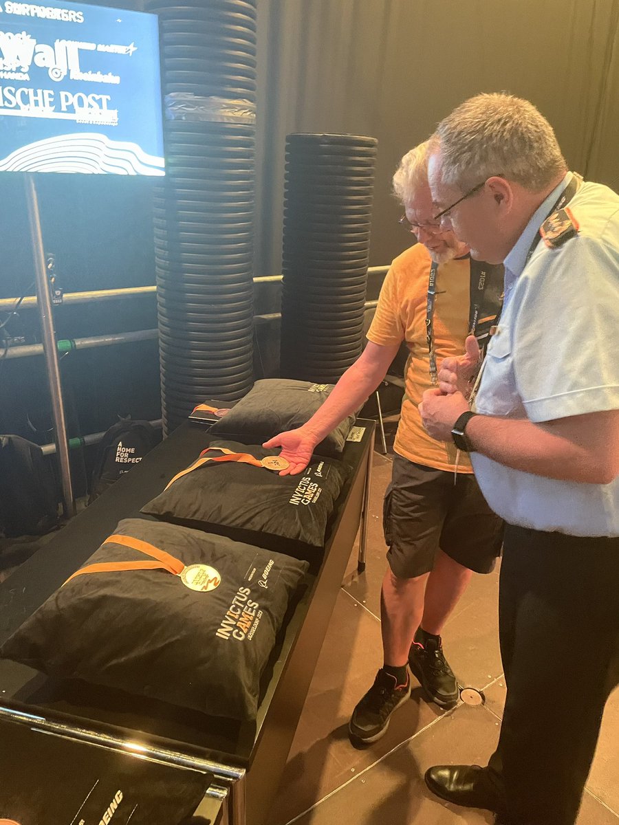 Inspekteur_Heer's tweet photo. Die @InvictusGamesDE und insbesondere die sportlichen Leistungen der Athletinnen &amp; Athleten begeistern viele Menschen. 
Mit großem Respekt und Demut vor der erbrachten Leistung durfte ich gestern erstmals Medaillen an Athleten aus 🇺🇸🇧🇪🇮🇹 🇨🇴&amp; 🇺🇦 vergeben.
#WeareInvictus 
#Respect https://t.co/UZ22Gf9k2e