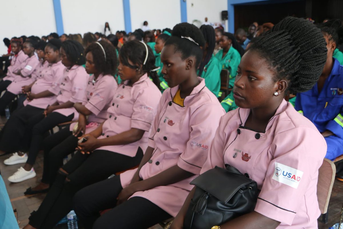 GSE_Sofala's tweet photo. 180 Raparigas, Adolescentes  e Mulheres Jovens embaixadoras de DREAM de Beira e Caia, foram graduadas esta 3ª Feira, 12.9.2023 na Beira em 7 cursos de formação técnico Profissional.
A cerimónia foi orientada por Sexa Stella Pinto Novo Zeca, Secretária do Estado na província. https://t.co/3hkERYjeo8